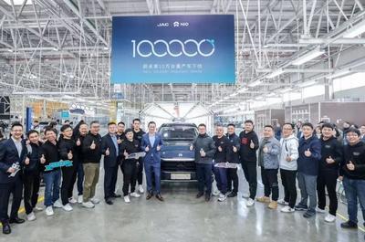 何小鵬與康林松共話未來 武漢工廠投產在即，奔馳EQS引領穩健回報